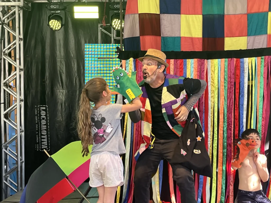 Contador de história profissional em apresentação lúdica de teatro de bonecos para público infantil